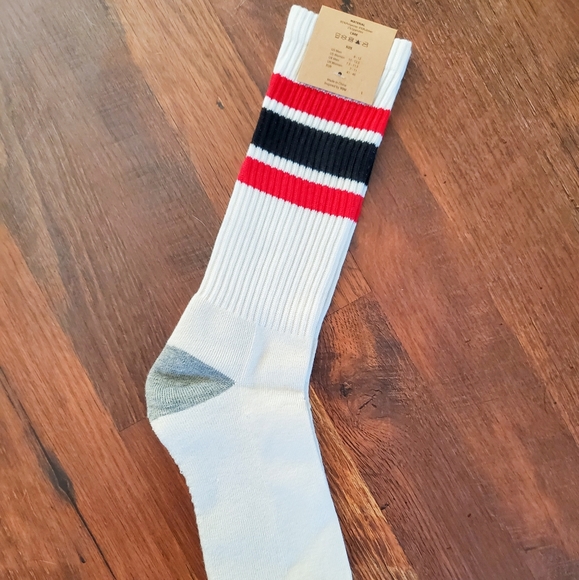 3/$20 BNWT Weekend Casual WHITE & BLACK SOCKS - Picture 3 of 4
